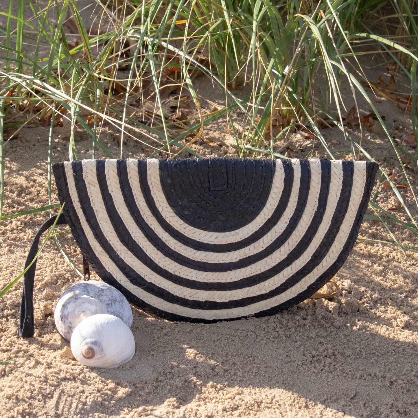 Round Summer Resort Clutch Black and White