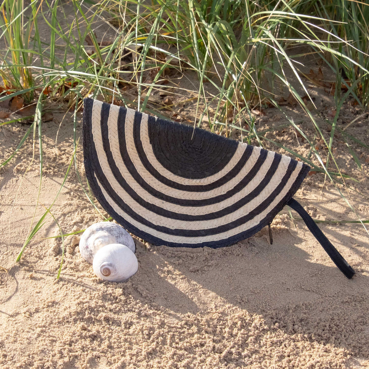 Round Summer Resort Clutch Black and White