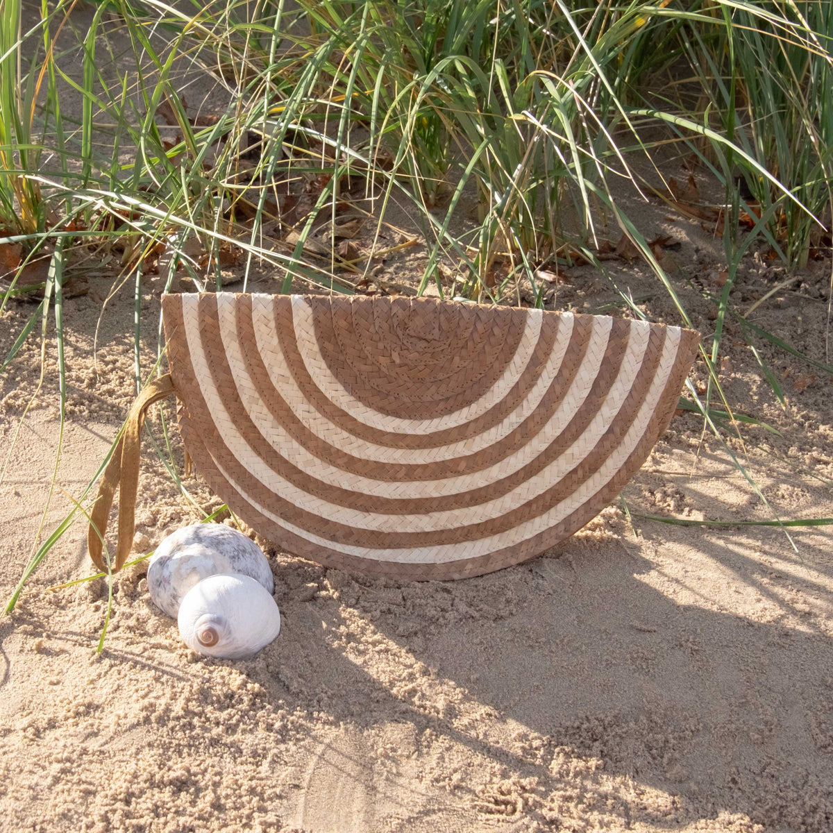 Round Summer Resort Clutch Natural and White