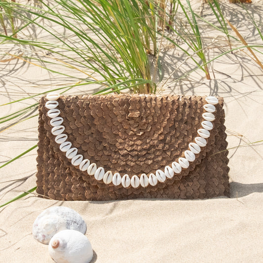 Straw Summer Resort Clutch - Natural Brown Cowrie Shell Trim
