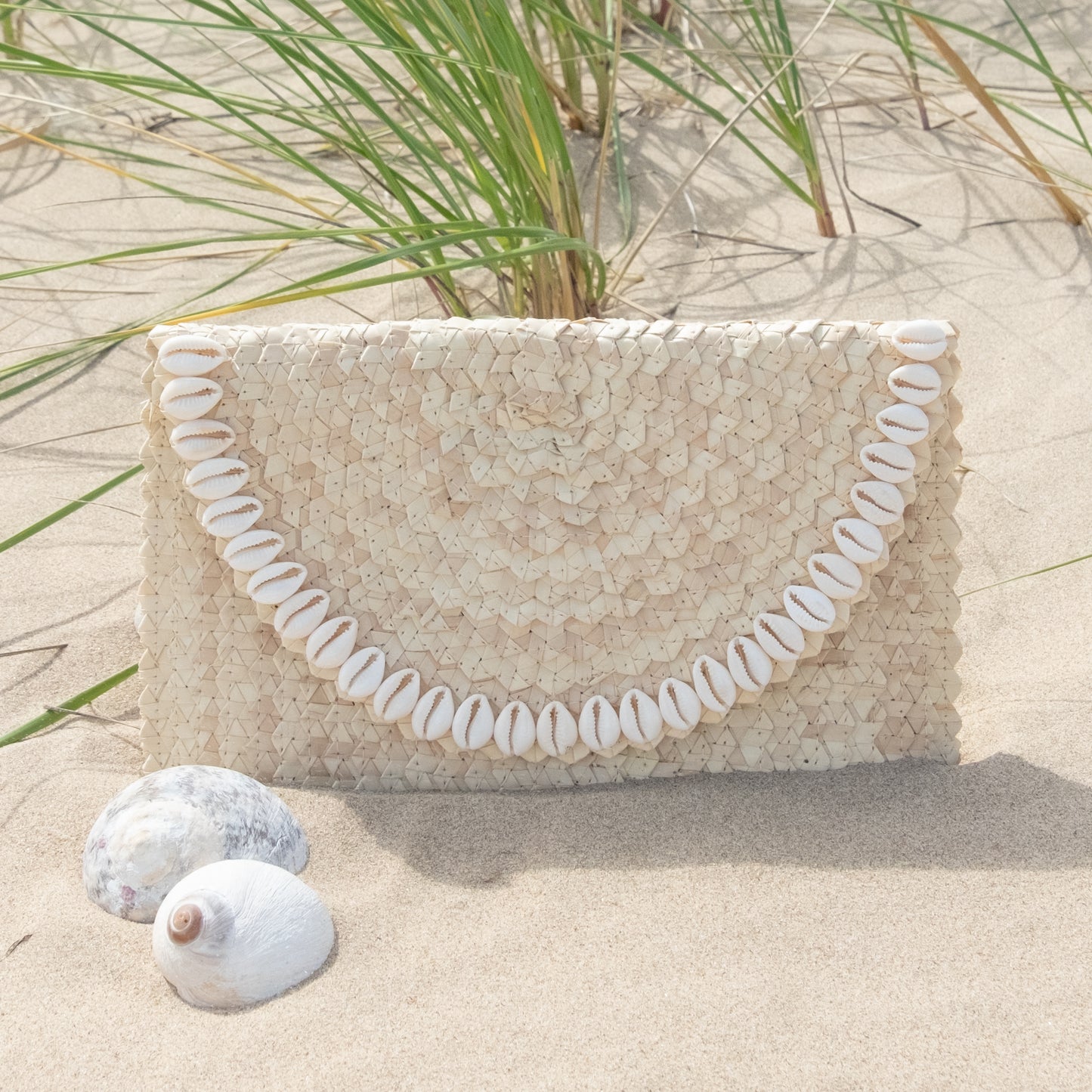 Straw Summer Resort Clutch - Off White Cowrie Shell Trim