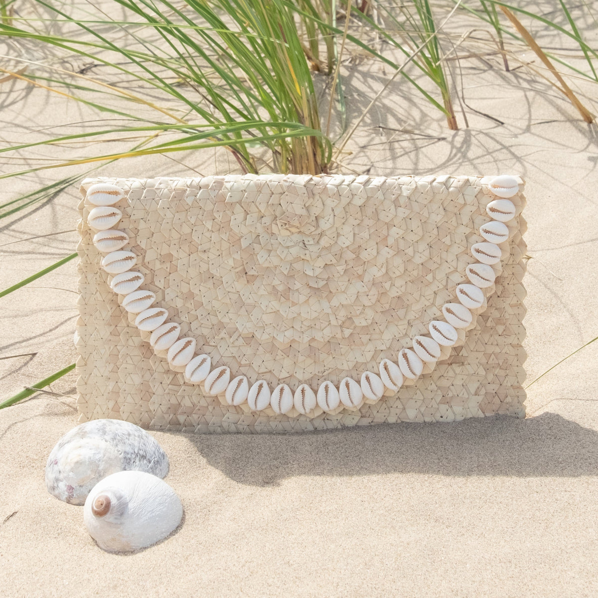 Straw Summer Resort Clutch - Off White Cowrie Shell Trim