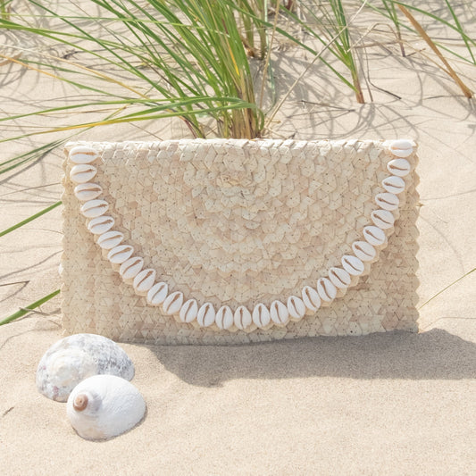 Straw Summer Resort Clutch - Off White Cowrie Shell Trim