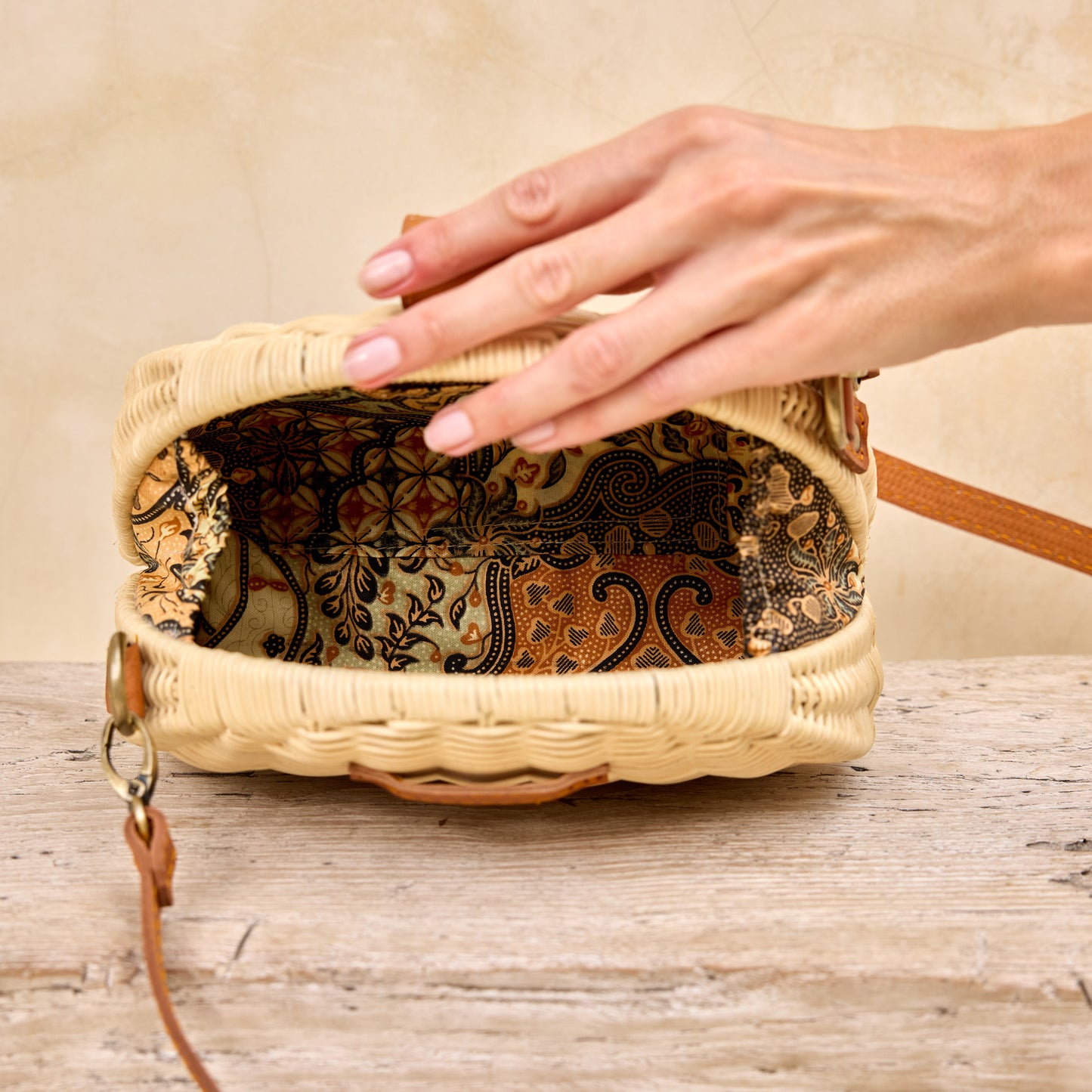 Rattan Ivory Clamshell Convertable Clutch and Crossbody Bag