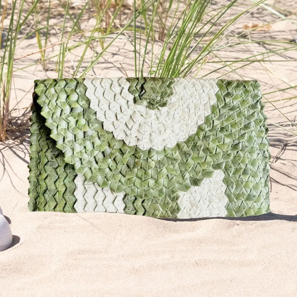 Pre-Order (Ships Oct 30) Straw Summer Resort Clutch Leaf Green and White